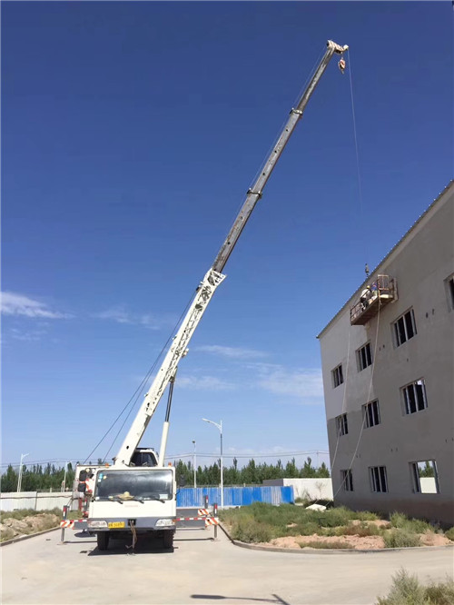 漠河市“轻装强干”—— 吊车的 “轻量化臂架” 技术